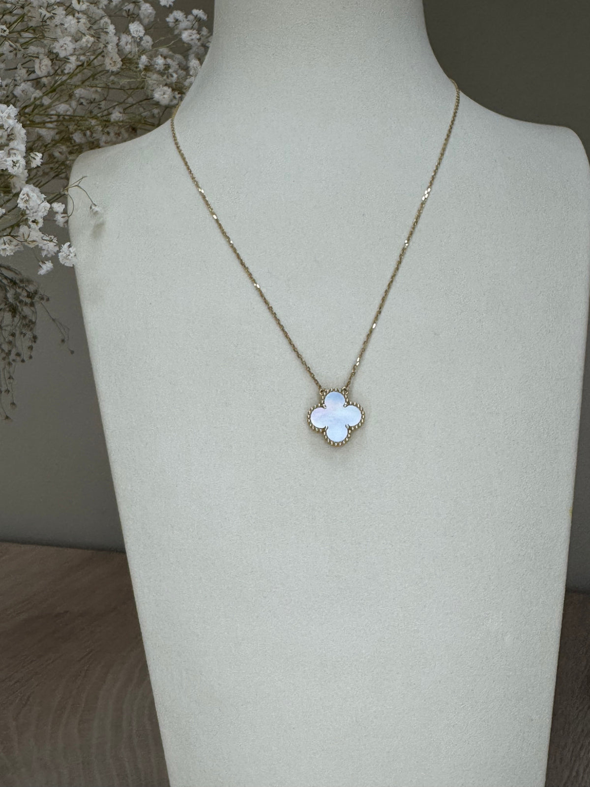 18k Gold One Clover Mother Pearl necklace